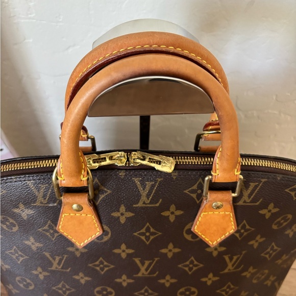 Louis Vuitton Monogram Alma - Picture 4 of 17